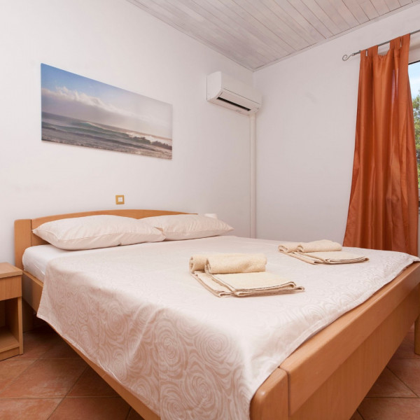 Camere da letto, Villa DONNA - holiday house for relaxation with pool, sauna, jacuzzi, playground, bbq & billiards, with sea view & near the beaches (10 + 2), Liznjan - Istria, Vacanze in Croazia Hrvatska