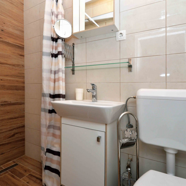 Bathroom / WC, Beach apartment KATE - sea view, terrace, garden & parking (4 pers.), Murter - Dalmatia, Holidays in Croatia Hrvatska