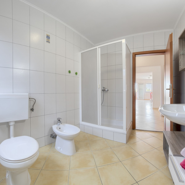 Bathroom / WC, Villa GRACIA - big house, covered pool, bbq, playground & t. tennis, game room - billiards & t. football, Pula - Istria, Holidays in Croatia Hrvatska