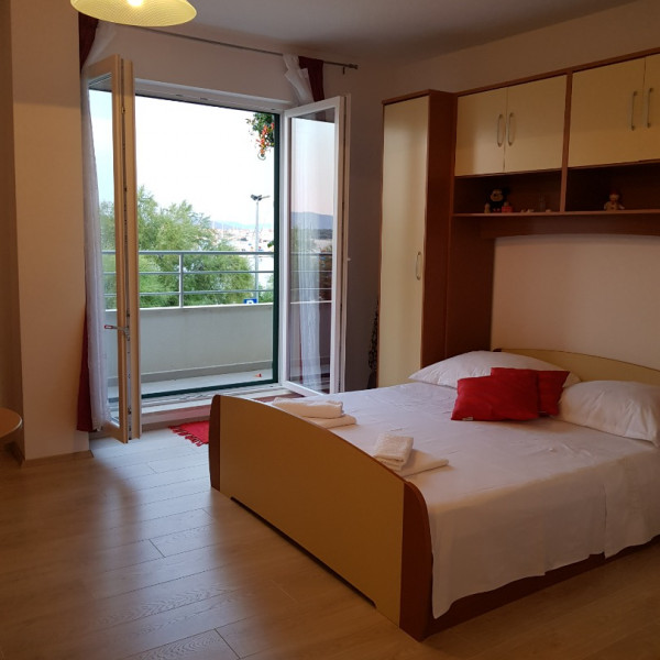 Beach apartment Ana - Wake up to the sea, balcony, terrace, garden & parking, Murter - Dalmatia, Holidays in Croatia Hrvatska